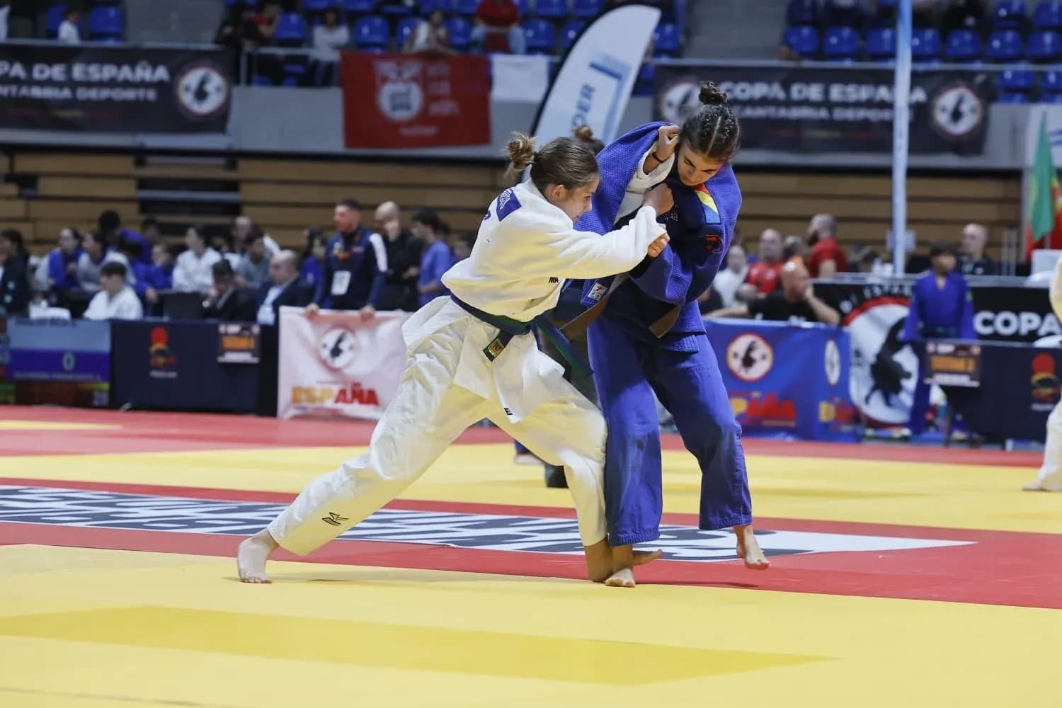Combate de pie entre dos judokas en la Supercopa de España de Santander 2026